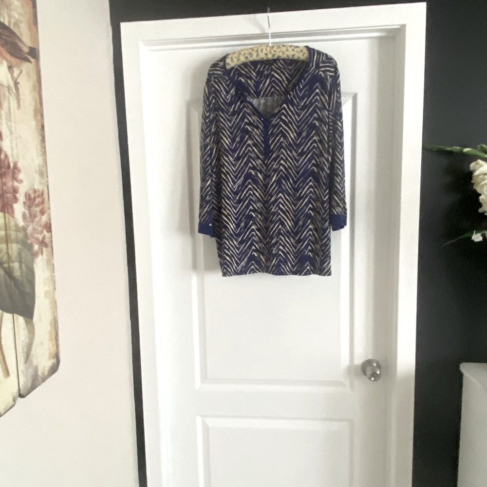 Sapphire Blue and White Womens Top, size 3x. 3/4 Sleeves.